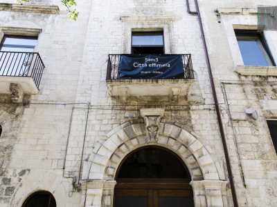 In strada Verrone sorge Palazzo Verrone, oggi sede di una galleria d'arte contemporanea 